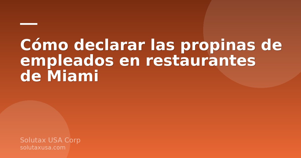 Equipo de un restaurante en Miami revisando los reportes de propinas y la nómina en una tablet